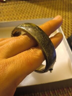 Vintage Floral Engraved Silver-Tone Bangle Bracelet - Silver